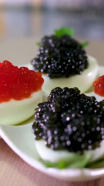 Mitades Huevo Pollo Duro Con Caviar Rojo Sobre Fondo Madera — Vídeos de Stock