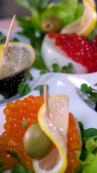 Mitades Huevo Pollo Duro Con Caviar Rojo Sobre Fondo Madera — Vídeos de Stock