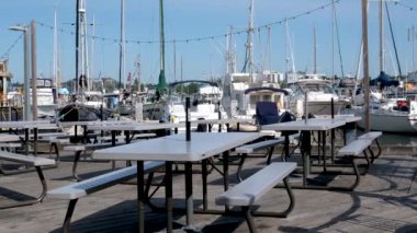 Victoria British Columbia, Canada Fishermans Rıhtım Evi Vancouver Adası BC Boat and Yachts 'da İç Liman' daki Fishermans Wharf Marina 'da yüzen balıkçılar. Yüksek kalite 4k