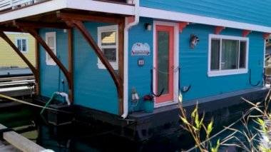 Victoria British Columbia, Canada Fishermans Rıhtım Evi Vancouver Adası BC Boat and Yachts 'da İç Liman' daki Fishermans Wharf Marina 'da yüzen balıkçılar. Yüksek kalite 4k
