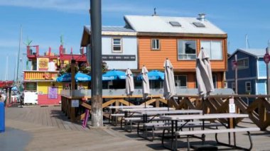 Victoria British Columbia, Canada Fishermans Rıhtım Evi Vancouver Adası BC Boat and Yachts 'da İç Liman' daki Fishermans Wharf Marina 'da yüzen balıkçılar. Yüksek kalite 4k