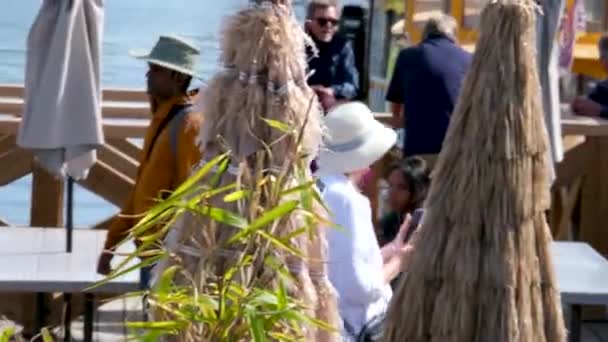 Gepensioneerde Toeristen Vrouwen Wandelen Hoeden Canada Fishermans Werf House Boat — Stockvideo