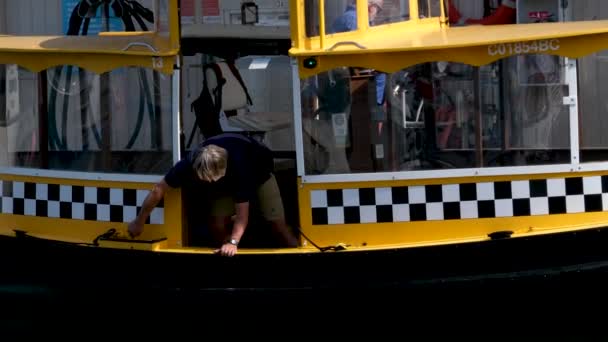 ビクトリア ブリティッシュ コロンビア州の漁師 タクシーボートのマン フィッシャーマン カナダのフィッシャー ハウス ボート ホームズがBcボートとヨットをフロートし カナダのフィッシャーマンズ — ストック動画