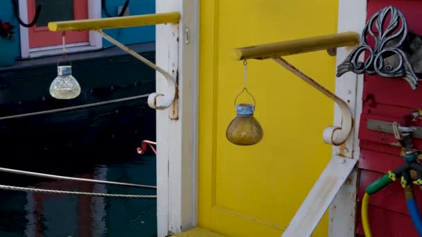 ビクトリア ブリティッシュ コロンビア州 カナダのフィッシャーマンズ ワーフハウス ボート ホームズは バンクーバー島Bcボートと インナー ハーバーにあるフィッシャーマンズ — ストック動画