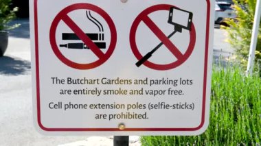 Victoria Adası 'ndaki ünlü Butchert Bahçeleri. Kanada mı? Sigara içilmesinin yasaklandığını ve selfie çubuğuyla fotoğraf çekildiğini gösteren bir imza. Yüksek kaliteli 4K görüntü.