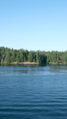 Vancouver, Kanada, Kuzey Amerika 'da yaz günü feribottan mavi gökyüzü ve beyaz bulutların yavaş çekim görüntülerini oluşturuyorum. Gündüz vakti. Yüksek kalite 4k görüntü