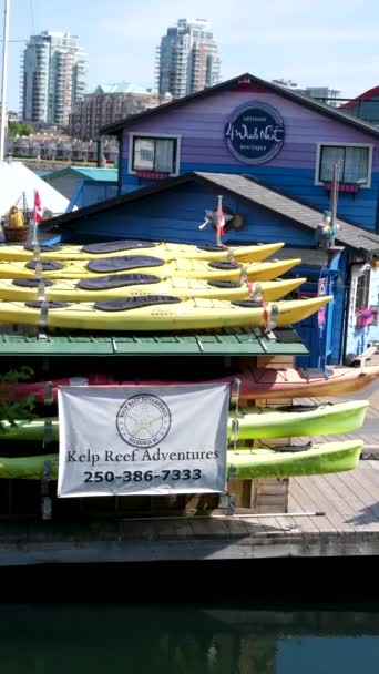 ビクトリア ブリティッシュ コロンビア州 カナダのフィッシャーマンズ ワーフ ハウス ボート ホームズがバンクーバー島Bcボートに浮遊し インナー ハーバーのフィッシャーマンズ — ストック動画