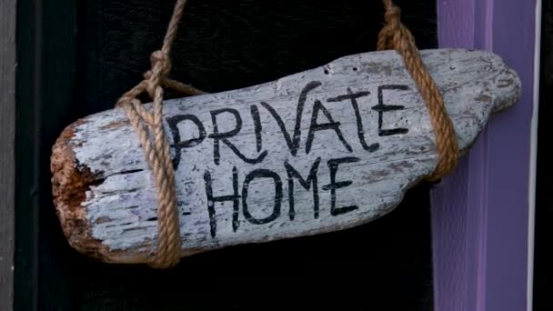位于加拿大不列颠哥伦比亚省维多利亚市的渔民码头渔民之家的船屋漂浮在温哥华岛Bc船和游艇上 签名上有私人住宅的木制题词 — 图库视频影像