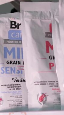 Evcil hayvan dükkanında köpek, papağan, tavşan, hamster ve kobay ürünleri için yiyecek ve giyecek satışı var. Ukaine 11.2023