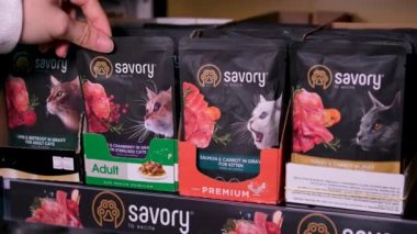Evcil hayvan dükkanında köpek, papağan, tavşan, hamster ve kobay ürünleri için yiyecek ve giyecek satışı var. Ukaine 11.2023