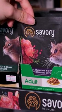 Evcil hayvan dükkanında köpek, papağan, tavşan, hamster ve kobay ürünleri için yiyecek ve giyecek satışı var. Ukaine 11.2023