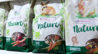 Evcil hayvan dükkanında köpek, papağan, tavşan, hamster ve kobay ürünleri için yiyecek ve giyecek satışı var. Ukaine 11.2023