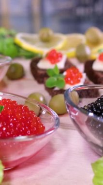 Somon kırmızısı havyar beyaz arka plan. Lüks lezzetli yiyecekler. Çiğ deniz ürünleri. Makro balık havyarı. Yüksek kalite fotoğraf