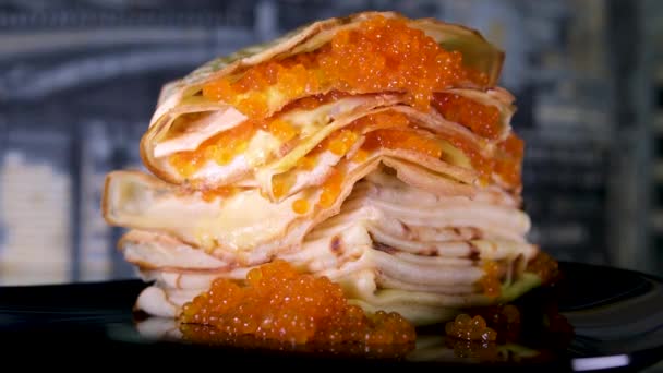 橙色凯塔Chum鲑鱼鱼子酱罐装在碎冰上用珍珠勺和烤面包的母亲在薄薄的餐巾纸上 高质量的 — 图库视频影像