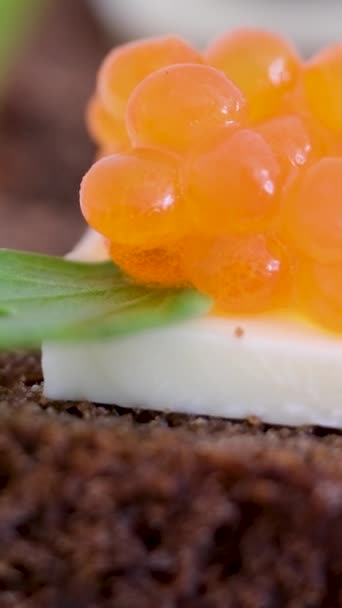 Orange Keta Chum Lax Kaviar Tenn Krossad Med Pärlemor Sked — Stockvideo