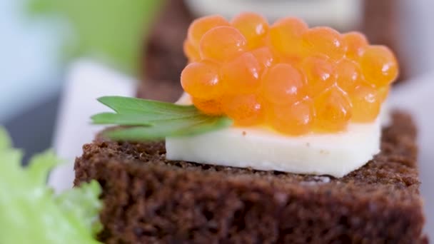 Naranja Keta Chum Caviar Salmón Lata Sobre Hielo Picado Con — Vídeo de stock