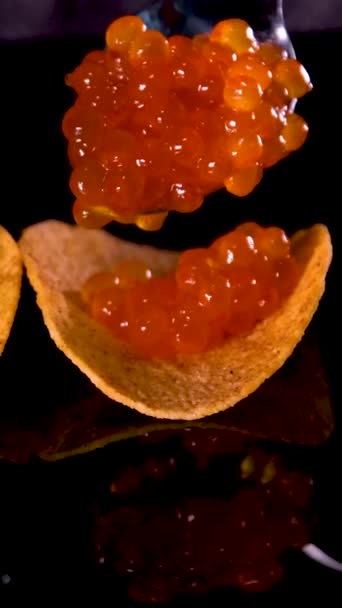 パールスプーンとライトナプキンの母親と粉砕された氷の上にスズのオレンジケータチャムサーモンキャビア 高品質で — ストック動画