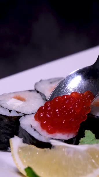 サーモン レッドキャビア ホワイトバック ラグジュアリーな繊細な食べ物 生のシーフード マクロフィッシュキャビア 高品質の写真 — ストック動画
