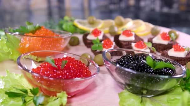 Salmão Vermelho Caviar Fundo Branco Comida Luxo Frutos Mar Crus — Vídeo de Stock