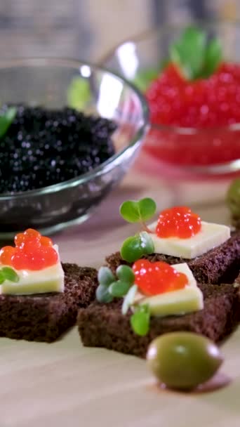 Hidangan Yang Dipartisi Dengan Kaviar Hitam Dan Merah Pada Latar — Stok Video