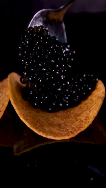 Plat Cloisonné Avec Caviar Noir Rouge Sur Fond Table Photo — Video