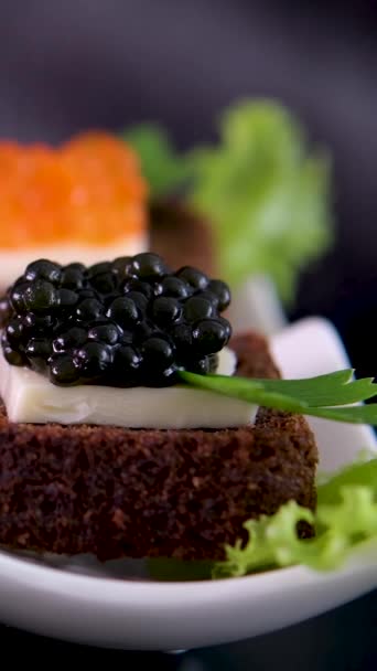 Plat Cloisonné Avec Caviar Noir Rouge Sur Fond Table Photo — Video