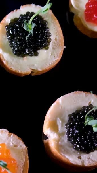 Prato Dividido Com Caviar Preto Vermelho Fundo Mesa Foto Alta — Vídeo de Stock