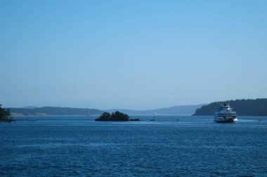 Vancouver Adası 'na seyahat acentası gezisi. Vancouver 'dan Victoria' ya giden feribotla güzel okyanus suyu yansımaları. Yüksek kalite 4k görüntü