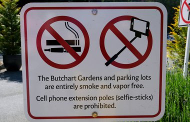 Victoria Adası 'ndaki ünlü Butchert Bahçeleri. Kanada mı? Sigara içilmesinin yasaklandığını ve selfie çubuğuyla fotoğraf çekildiğini gösteren bir imza. Yüksek kaliteli 4K görüntü.