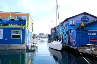 Victoria British Columbia, Canada Fishermans Rıhtım Evi Vancouver Adası BC Boat and Yachts 'da İç Liman' daki Fishermans Wharf Marina 'da yüzen balıkçılar. Yüksek kalite 4k