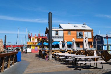 Victoria British Columbia, Canada Fishermans Rıhtım Evi Vancouver Adası BC Boat and Yachts 'da İç Liman' daki Fishermans Wharf Marina 'da yüzen balıkçılar. Yüksek kalite 4k