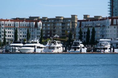 Victoria British Columbia, Canada Fishermans Rıhtım Evi Vancouver Adası BC Boat and Yachts 'da İç Liman' daki Fishermans Wharf Marina 'da yüzen balıkçılar. Yüksek kalite 4k