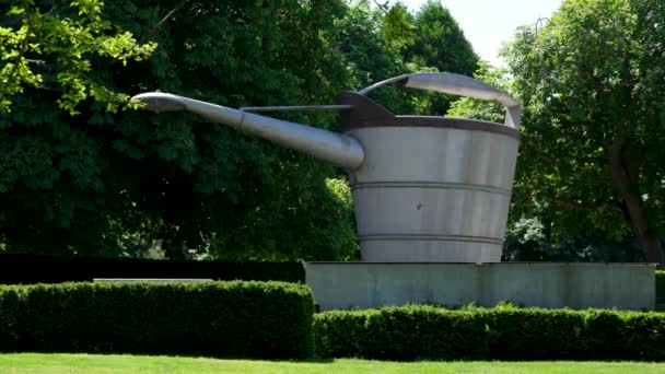 Beacon Hill Parque Victoria Canadá Estatua Forma Una Enorme Regadera — Vídeo de stock