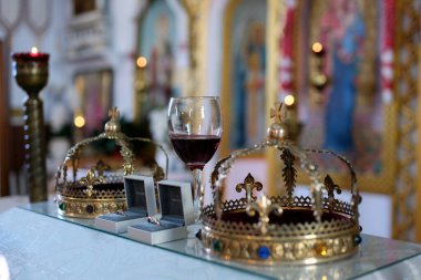 Kilise törenleri için özellikler. Altın taçlar mihrapta. Rahibin özellikleri. Kilisenin içinde. Yüksek kalite 4k görüntü