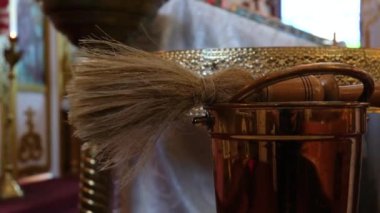 Kilise kovasına kutsal su serpiştirilmiş vaftiz sulama için çırpılmış çırpılmış çırpılmış çırpı suyu serpiştirilmiş. Yüksek kalite 4k görüntü