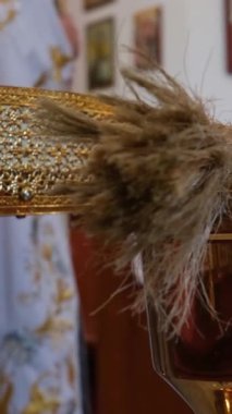 Kilisedeki masada kutsama için kutsal suyla bir kase. Kiliseye serpiştirilmiş. Yüksek kalite 4K görüntü.