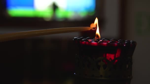 Makro Záběr Zapálené Svíčky Hořící Červená Svíčka Blikajícím Plamenem Před — Stock video