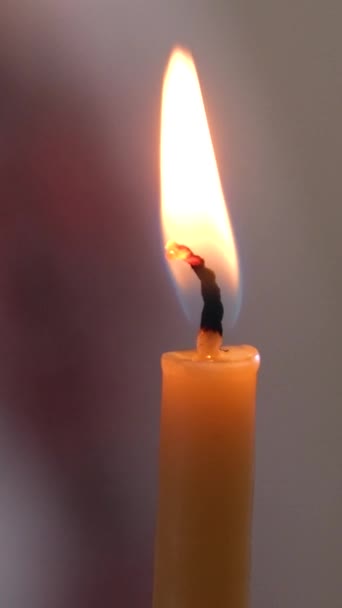 一支白色的蜡烛在燃烧 孤立的蜡烛在黑暗的背景下燃烧 白色的石蜡蜡烛在黑色的背景下燃烧 黑暗中的烛光 高清晰度视频剪辑 — 图库视频影像