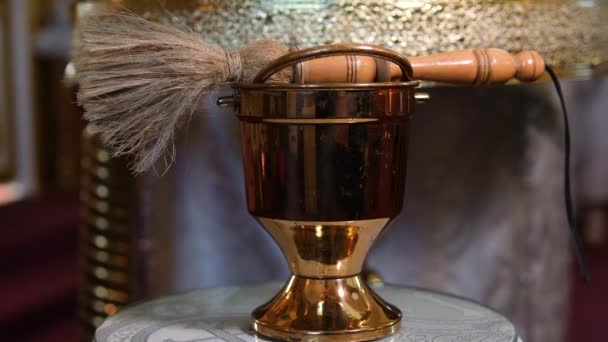 盛有圣水的碗 用于教堂桌上的圣餐 在教堂里撒播高质量的4K镜头 — 图库视频影像