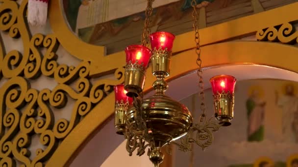 Närbild Vackra Dekorativa Rött Ljus Hängande Kedjor Kyrkan Högkvalitativ Film — Stockvideo