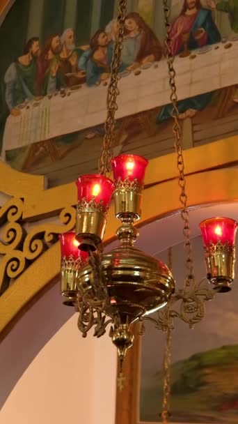 Primer Plano Hermosa Vela Roja Decorativa Colgando Cadenas Iglesia Imágenes — Vídeo de stock