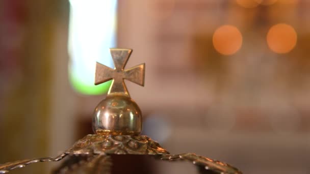 結婚式のための教会の属性 ゴールドクラウンは祭壇の上にあります 司祭の属性について 教会のインテリア 高品質の4K映像 — ストック動画
