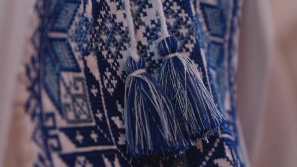 Ukrainische Kleidung Besticktes Hemd Ornament Blaue Stickerei Auf Hemd Nahaufnahme — Stockvideo