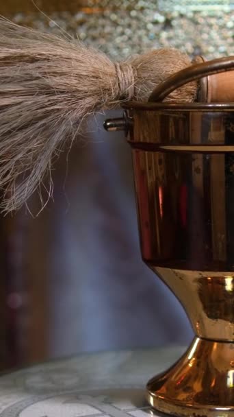 Posypaný Kostelním Vědru Svěcenou Vodou Zblízka Posypanou Whisky Pro Pokropení — Stock video