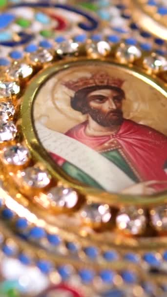 教会に金の十字架がある装飾的な赤い聖書のクローズアップショット 高品質の写真 — ストック動画