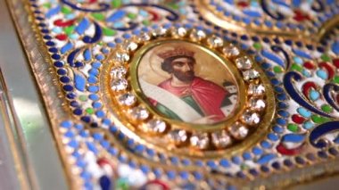 Kilisede altın haçla süslenmiş kırmızı İncil 'in yakın plan fotoğrafı. Yüksek kalite fotoğraf