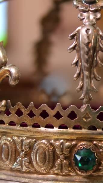 婚礼的教堂属性 金王冠在祭坛上 神父的属性 教堂的内部高质量的4K镜头 — 图库视频影像