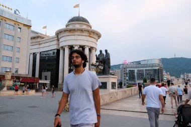 Kuzey Makedonya 'da turistler, şehir merkezindeki gezginler, geziler, müzeler, heykeller. İlkbaharda kentte gerçek hayat yaz mevsimi Makedonya 9.09.2023