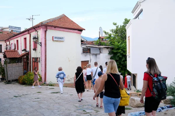 Kuzey Makedonya 'da turistler, şehir merkezindeki gezginler, geziler, müzeler, heykeller. İlkbaharda kentte gerçek hayat yaz mevsimi Makedonya 9.09.2023