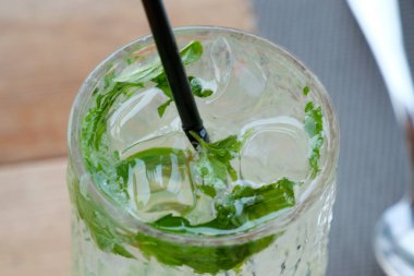 yeşil mojito canlı ve renkli meyve suyu. Yüksek kalite fotoğraf